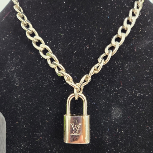 Louis Vuitton silver lock and key pendant and bracelet - Picture 2 of 5